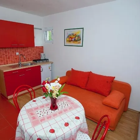 Πανσιόν And With Parking Space Tucepi, Makarska - 13056